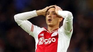 チームバスの前でファンに殴りかかる愚行…アヤックスのオランダ代表FWが謝罪「こんなことはするべきではなかった」