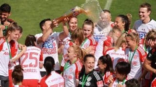 「素晴らしい光景」大逆転でブンデス王者となったバイエルン、優勝翌日に選手全員が女子優勝をスタンド観戦「男女優勝は素晴らしい」