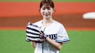 “美しすぎるラウンドガール”がショーパンで初始球式　コロコロ投球も…視線くぎ付け