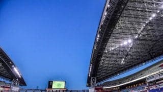 「かわいい！」浦和L・遠藤優が「ウエディングドレス姿での愛犬抱き抱えショット」公開！ 浦和レッズのドッグシャツを着用した埼スタでの記念写真