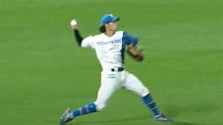 21歳“爆肩レーザー”が「鋭く完璧」　投手絶叫の超絶美技が「捕ってからも速い」