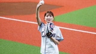 ショーパン美女が「可愛すぎる」　笑顔で“手フリフリ”…全力投球が「女神ですな」