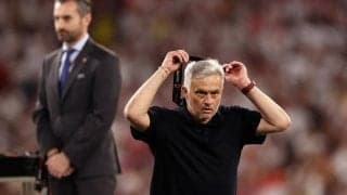 モウリーニョ監督が貰ったばかりの優勝メダルをファンにプレゼント！一度首にかけるもすぐに外す