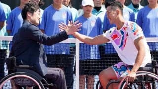 16歳の新王者・小田凱人が国枝慎吾から受け取った銀杯。車いすテニスの聖地・飯塚で礎を築いた功労者たち