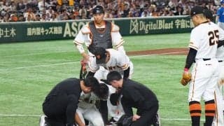 巨人グリフィンがグラウンドで悶絶…小飛球にダイブ、のたうち回りスタンド騒然