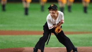 「めっちゃ可愛いです」　人気女優がまさかの“珍投法”挑戦「柔軟性凄い」