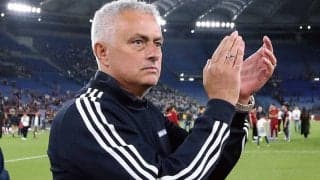 来季もローマで続投？ モウリーニョ監督が今季最終戦後にファンへジェスチャー