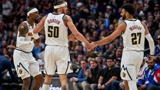 友情と感謝の証…ゴードンがマレーに無数のダイヤを散りばめた特注ネックレスをプレゼント