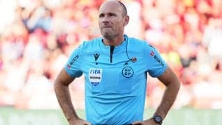 スペインの名物レフェリー、マテウ・ラオス氏が勇退…最終戦でのサプライズに感極まる