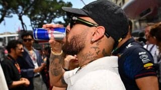 「プロ失格だ！」「太りすぎ」ネイマールのぽっこりお腹に厳しい声「予想以上だ…」