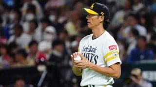 大観衆の前で頭抱えるルーキー…　寄り添う元エースの“男気”にファン涙「いい兄貴すぎ」