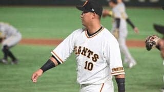 中田翔の“地面ゴロリ”が「曲芸の域」　打者即あきらめの美技が「レベルえぐい」