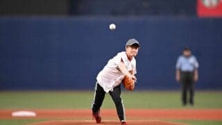 池添謙一騎手が始球式に登場