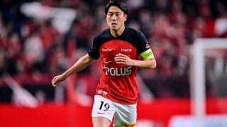 「イケオジしかいない」J1浦和レッズのグッズとともに称賛が集まる企画内容にピッタリの「モデル選び」！ 「休日課長感」「イケおじ感」がファンの心を掴む