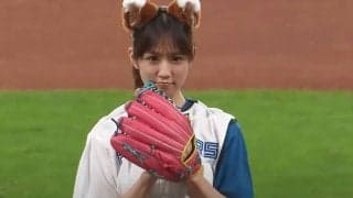 ミニスカ“2段投法”が「可愛いな」　完璧きつね装備の一投に悶絶「惚れてまう」