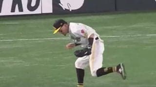 外野に現れた二塁手に驚愕「どこおんねん」　ほぼ“ライトゴロ”の「内野が脅威」