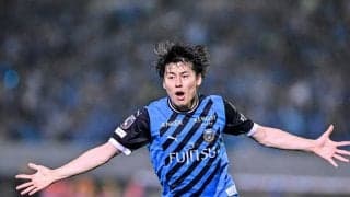 「なるほどw真っ白になっていたのはこういう事」川崎MF脇坂泰斗が決勝弾の活躍も、手荒い祝福で小麦粉まみれのまさかの姿に！ 白い煙の中から真っ白な姿を現す