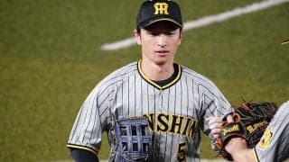 外野爆走→フェンス激突でも“無表情”　投手も叫んだ空中美技が「めちゃめちゃすごい」