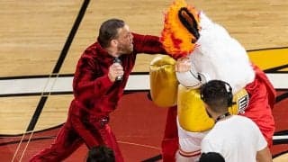 ヒートのマスコットが元UFC王者にノックアウトされて病院送りに…会場は一時騒然