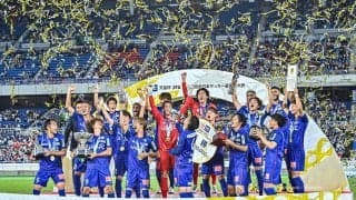 「元気に旗振ってる」J2甲府の「爆笑ゴールパフォーマンス」と「おじいちゃんサポーター」が話題に！ 天皇杯で話題になった大旗を振る男性の姿に視線集まる