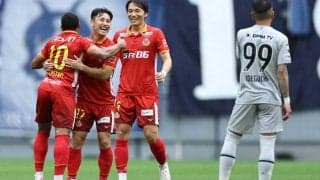 「グララちゃん可愛い」名古屋、勝利の舞で笑劇アクシデント！マスコット歓喜の抱擁にカメラマン耐え切れず「また激しいな」「本物の事故や」