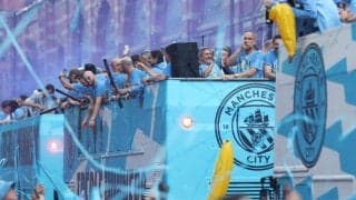 3冠シティがあいにくの悪天候も祝賀パレード！　ペップ「太陽なんていらない！ 雨が良い！ 完璧だ！」