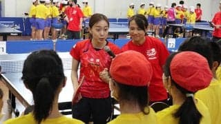 石川佳純 引退会見後初 小学生と卓球体験。ミキハウス選手らと「チャレンジ」の大切さ伝える