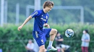 「相変わらずオサレ」日本代表DF板倉滉が投稿したモデルのようなショットに「映え映えです」と絶賛の声！ チームメイトのフランス代表FWも日本語でコメント