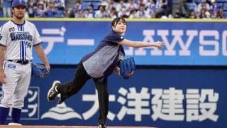 “制服”から豪快投球が「かわいぃぃぃ！」　ハニカミ笑顔で右手ギュッ「神秘的」