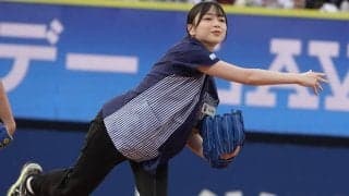 「合成に見えた」アイドルの背後に佇む“真顔バウアー”　神妙2ショットが話題