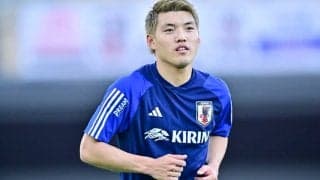 「大物感増し増し」新10番・堂安律のスーツ＆サングラス姿に「きまってる」「笑顔ステキ」と3時間で2万いいね！ 背後のDFにも「写ってるのさいこう」の声