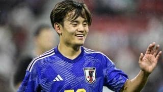 「タケと三笘の抱擁...たまらん...」久保建英と三笘薫の「ハイタッチ→ハグのピッチレベル映像」が大反響！ エルサルバドル戦で見せた2人が喜びを共有