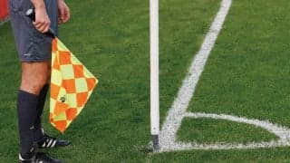 アイルランドの女子サッカーで珍事件…試合中にコーナーフラッグが消えた？ 犯人は「可愛らしい乱入者さん」