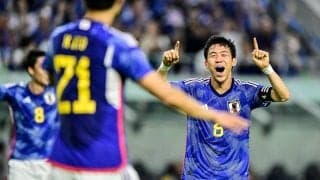 遠藤航が堂安律にキャプテンマークを渡したワケ。主将としての初出場には、「チームとして何をチョイスして何をやるかというところを合わせる作業が一番大事」