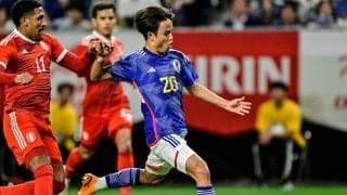 「可愛すぎる!!」「弟感好き」久保建英の肩を借りての“熟睡寝顔”が大反響！「ほんと甘え上手すぎる」「奥様嫉妬しないんですか？」の声