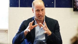 皇太子からのサプライズに開いた口が塞がらず…イングランド女子代表監督に勲章を手渡しW杯制覇に向け激励！