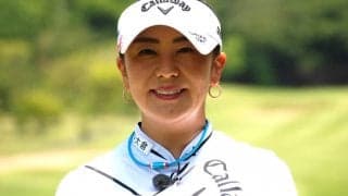 9番アイアンでティーアップしたボールを打つ　佐伯三貴