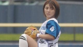 ショーパン女子の豪快足上げに場内騒然　始球式でグラビア魂炸裂「ポージングは良かった」