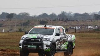 WRCサファリ３勝のレジェンド、ユハ・カンクネンが「トヨタ・ハイラックスMHEV」でデモランを披露