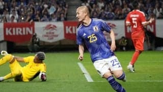 日本代表FW前田大然が古巣・水戸のスタジアムに凱旋、ホーリーくんとのアンパンマンツーショットも