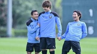 川崎の選手ら22人による「チャナティップとの空港お別れショット」公開！ イングランド2部加入が決まった三好も駆け付けた惜別写真