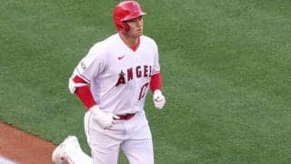 【MLB】「一平さん似合いすぎ」　大谷翔平まさかの“スルー”で兜パフォ…水原通訳が「愛されてる」