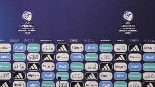 今日のわんこはジョージアから！U-21ユーロのピッチに侵入し係員を手玉に