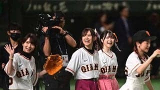 【推しの子】がピョンピョン　巨人ユニを着た人気声優のノーバウンド投球に場内歓喜