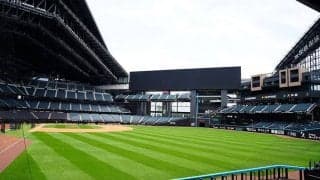 日本ハムが新本拠地の屋根を開けて初の公式戦　キャップとビールで“新体験”を提案