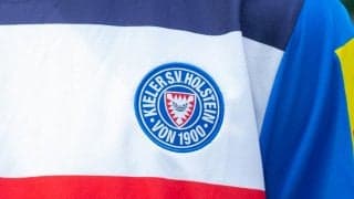 町野修斗加入のキールが23-24季のユニフォームを発表、ホームは青にドット、アウェイは赤に稲妻模様