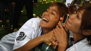 「もう一度選手として掲げたかったですが…」W杯落選の岩渕真奈がトロフィーを前に胸中吐露、“キスしてる風”の姿にはファンも絶賛「かわいすぎる」