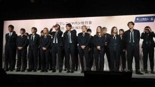 なでしこジャパン、W杯へ新スーツお披露目！「DIFFERENCE」によるエンブレムがデザインされた特別仕様