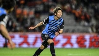 「泣ける…」川崎FW小林悠が公開した移籍する小塚和季からの「惜別メッセージ付きユニフォーム写真」が話題に！ 選手全員でのお別れ集合写真には「感動物です」の声