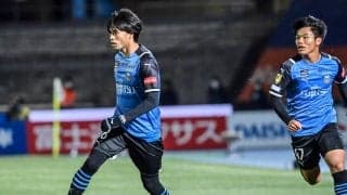 「ついにきた!!!」J1川崎に3日連続の“謎の練習生”として三笘薫の「アンカーウエア姿」公開！「写真だけで伝わる人気者感笑」「肩組んでるのもエモい」とファン興奮